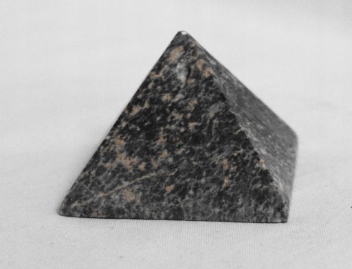 Stojan na kameň na vonné tyčinky, pyramída