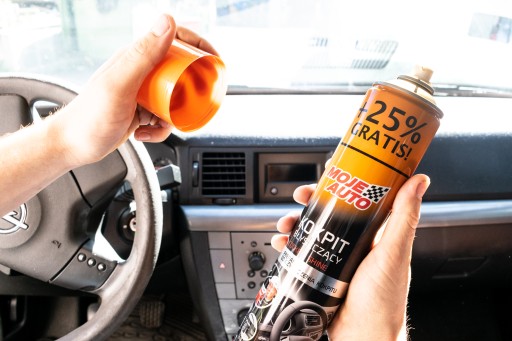 PLASTOVÝ PLAGÁT NA ČISTENIE KOKPITU ČIERNA 750ML