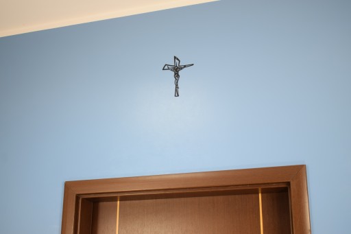 Kovový kríž na stenu, devocionálna dekorácia, 20 cm
