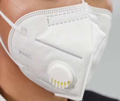 OCHRANNÁ MASKA BIELA S VENTILOM KN95 PROTIPRACH
