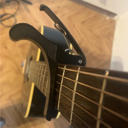 CAPODASTER BUCKLE ZVYŠUJE TÓN GITAROVÝCH pražcov