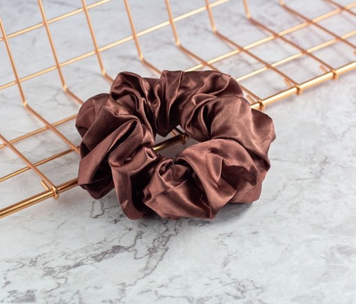 RUB NA VLASY SCRUNCHIE, SATÉN, ČOKOLÁDOVÁ HNEDÁ