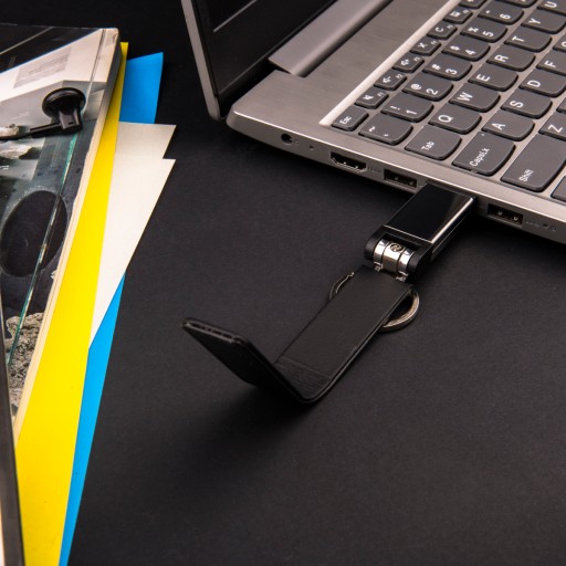 Kožená kľúčenka Pendrive Black 4 GB dát