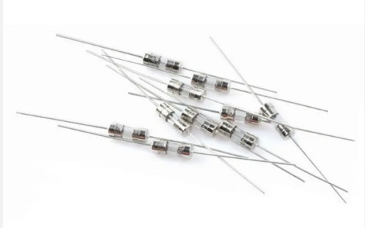 POISTKA 3,15A 250V MINI 10X3,6MM S PÁJKOVKAMI, ONESKORENÁ 10KS.