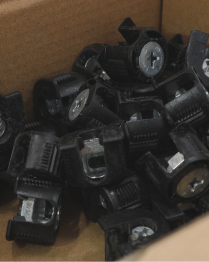 19 mm EXCENTRICS NÁBYTKOVÁ SPOJKA ČIERNA HETTICH PRE POLICE 10 KS
