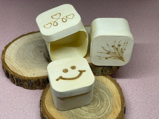 Mini drevené krabičky, 3 ks. rozmer 4,5x4,5x3,5cm s gravírovaním