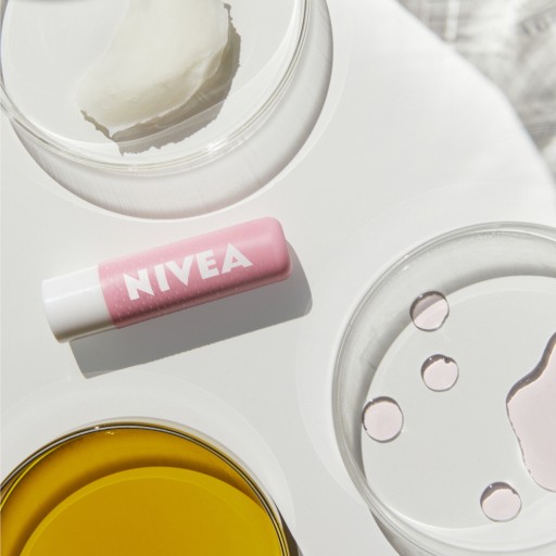 NIVEA Peeling na pery v rúži - ošetrujúci a hydratačný - divoká ruža 4,8g