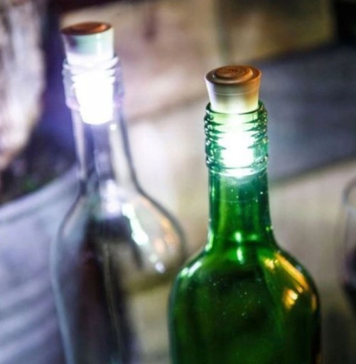 SVIETIACI VÍŇAČEK NA VÍNO S LED NA KORKU FĽAŠE