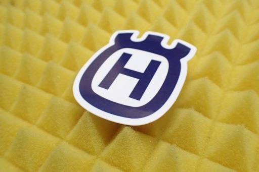 NÁLEPKA HUSQVARNA NÁLEPKA 5,1 x 6,2 cm