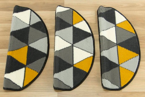 ŠEDÉ koberčeky, obloženie schodov s trojuholníkovým vzorom