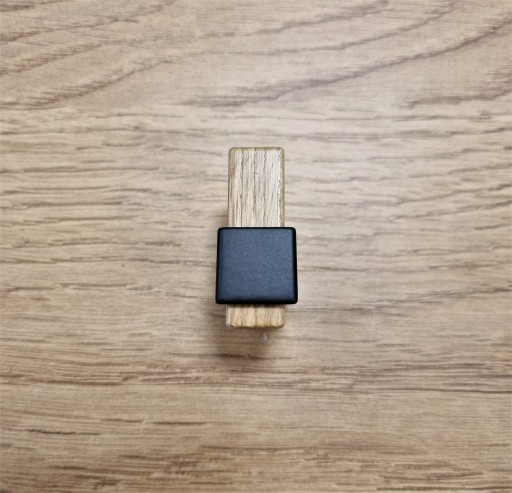 Moderný drevený vešiak Z324