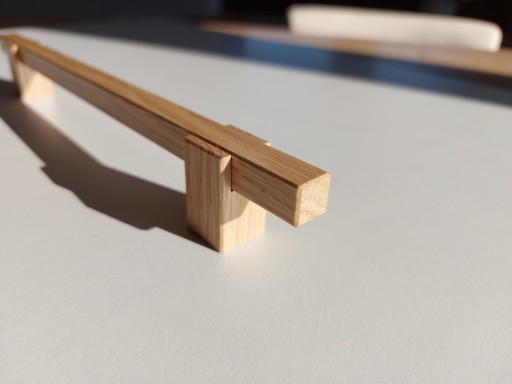 Drevená nábytková rúčka z dubu, dĺžka: 262 mm