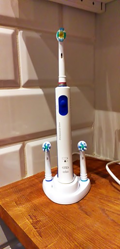 STOJAN NA HLAVU A KEFKU ORAL-B