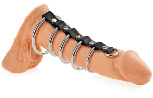 KOŽENÝ POPRUH NA PENIS S OCEĽOVÝMI KRÚŽKAMI NA PRIPOJENIE VODÍTKA