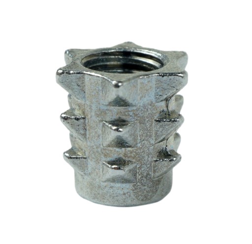 Zásuvka M6 x 10 mm zarazená do dreva bez nákružku