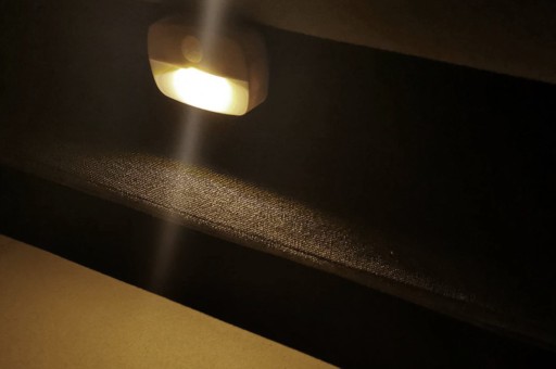 Bezdrôtová lampa so snímačom pohybu na batérie