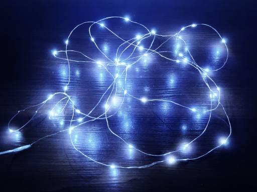 DRÔTOVÉ LAMPY 50 LED BATÉRIOVÉ SVETLÁ VIANOČNÉHO STROMČEKA STRUNKY Studená biela