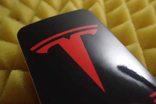 NÁLEPKA S LOGOM TESLA 5 x 8,9 cm
