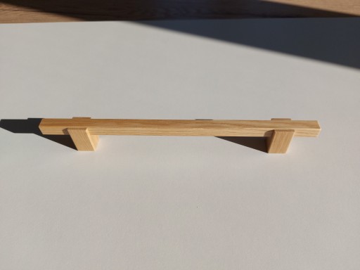 Drevená nábytková rúčka z dubu, dĺžka: 262 mm