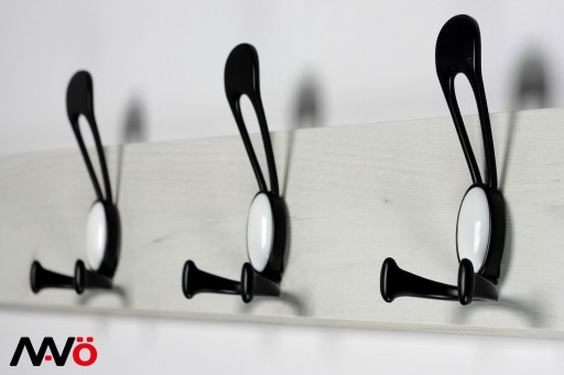 HÁČIKOVÝ VEŠIAK, ČIERNY RETRO DEKOR STENY, BIELY PORCELÁN