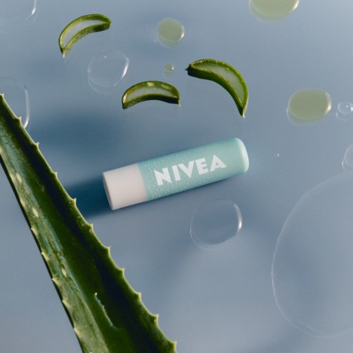 NIVEA Peeling na pery v rúži s aloe - ošetrujúci a vyhladzujúci 4,8g