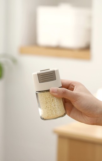 Sklenená nádoba s gombíkovou soľničkou na korenie s odmerkou 5g 100 ml