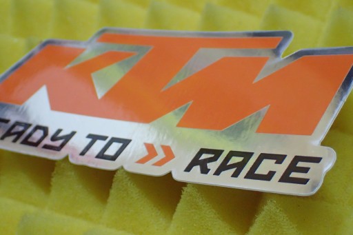 NÁLEPKA KTM PRIPRAVENÁ NA >> PRETEKY NÁLEPKA 11,5 x 4,9 cm