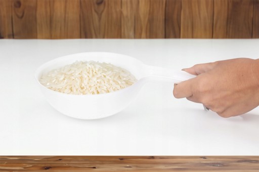 Biely kuchynský cedník s rukoväťou, kvalitný, univerzálny materiál