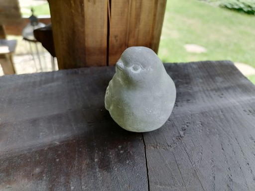 Sivá betónová figúrka vtáčika do záhrady 7x9 cm