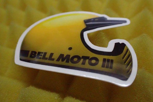 NÁLEPKA NA PRILBU BELL MOTO NÁLEPKA 6 x 5,6 cm