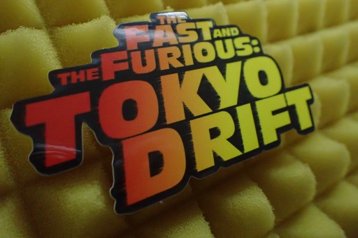 NÁLEPKA RÝCHLO A ZBESILO TOKYO DRIFT 9 x 4,9 cm