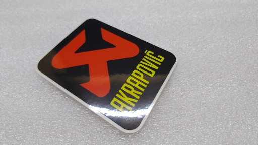 NÁLEPKA S LOGOM AKRAPOVIC 7,5 cm x 8,1 cm