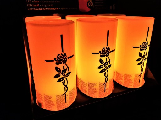 KRÍŽOVÁ VLOŽKA S EFEKTOM PLAMEŇA pre LED sviečky GRANES BATÉRIA TEPLÁ BIELA