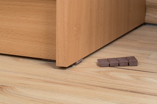 NÁBYTOKOVÝ KLIN POD NÁBYTOK NA ÚROVNÚ ÚPRAVU 1 KS