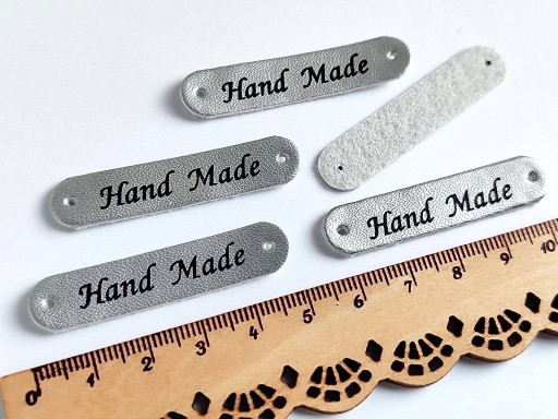 Visačka z ekokože, Ručne vyrobená visačka s logom, 10 x 50 mm, strieborná, 5 ks.