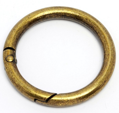 Okovový krúžok s otváracou karabínou na 30 mm tašku