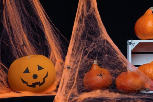 Oranžový ozdobný pavučinový halloweensky karneval
