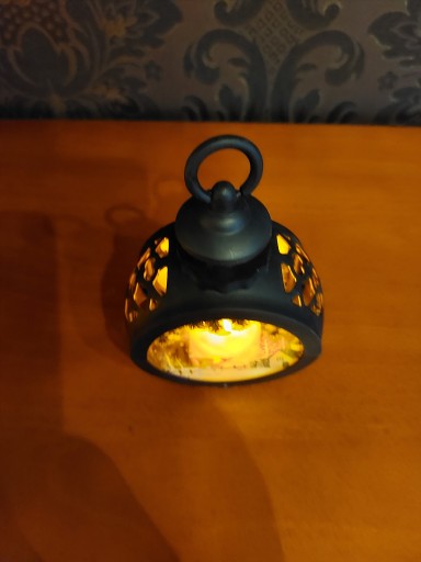 Rorátový adventný lampáš svieti na čierno