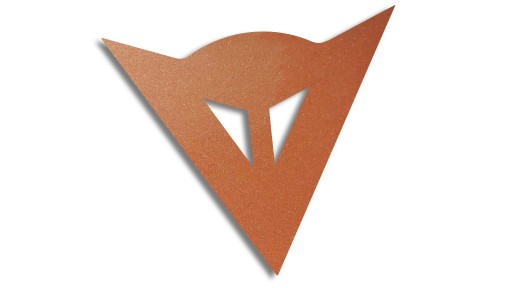 Vyrezaná nálepka s logom DAINESE v medi