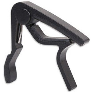 Kapodaster Kera CU10/BDJ-007 BK na gitaru. klasický