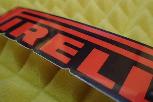 NÁLEPKA S LOGOM PIRELLI 12,5 x 3 cm