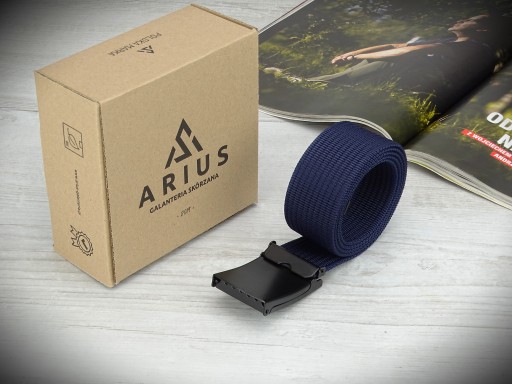 Elegantný remienok Arius námorníckej modrej s vyrytým logom