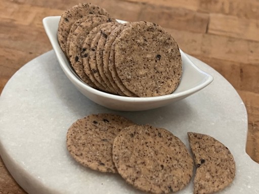 SCHRÁNKY SO SEZAMOM A PAPRIMOU 100g