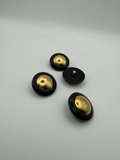Čierny plastový gombík, zlatý stred 22mm