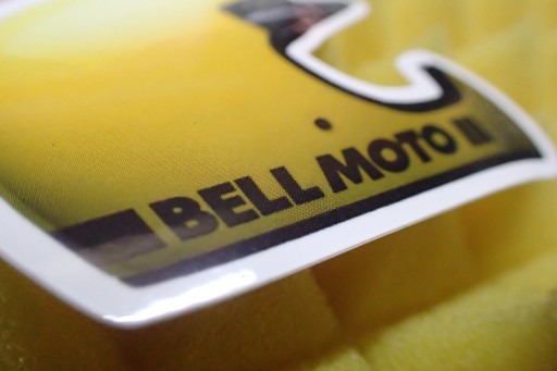 NÁLEPKA NA PRILBU BELL MOTO NÁLEPKA 6 x 5,6 cm