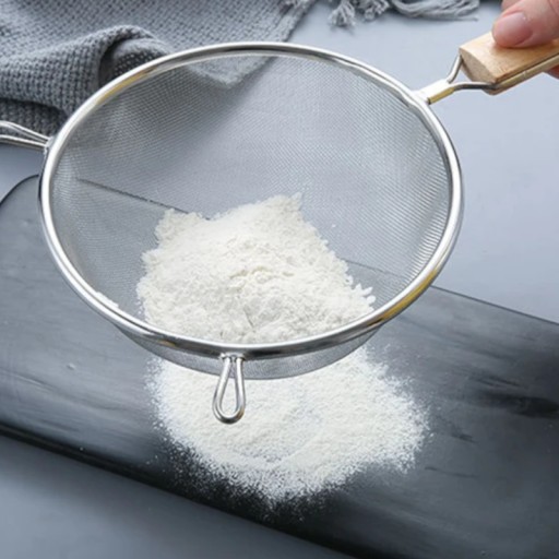 VEĽKÝ KUCHYŇSKÝ SITOK S RÚČKOU KOVOVÝ CEDNÍK NA MÚKU, JEMNÉ SIEŤKY, VEĽKÝ