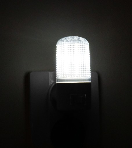 Diskrétna 3 LED KONTAKTNÁ NOČNÁ LAMPA, biela