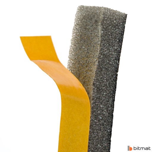 Izolačné penové samolepiace tesnenie na zárubňu 1cm x 1cm x 1m