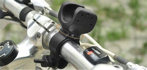 Univerzálny držiak na cyklistickú baterku, otočný o 360°, uchytenie na hák