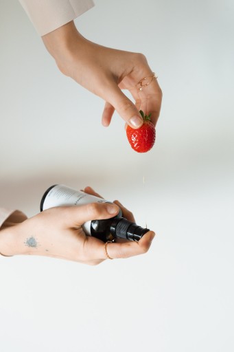 VZOR HYDROFILNÉHO PRÍRODNÉHO OLEJA NA ČISTENIE TVÁRE JAHODA VEGAN